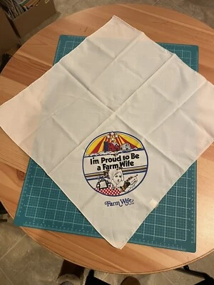 Pañuelo de Colección "Estoy Orgulloso de Ser Esposa de Granja" Blanco Cuadrado Gráfico Impreso EE. UU. Foto 1 de 4