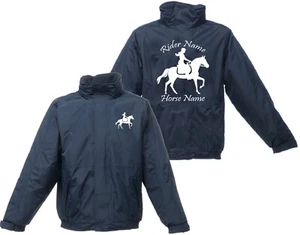 PERSONALISIERTE PFERDE JACKE DRESSUR PONY REITER MONTAGE WEIHNACHTSGESCHENK WASSERDICHT MANTEL - Bild 1 von 3