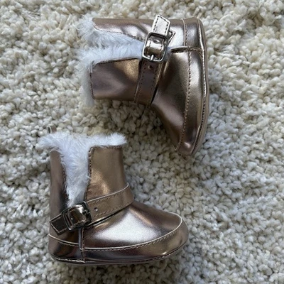 Botas de bebé metálicas oro rosa rosa rosa con ribete de piel blanca sin cordones nuevas sin etiquetas Foto 1 de 4