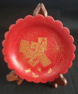 Rare ancienne assiette en carton bouilli A décor asiatique Laquée Rouge et or - Picture 1 of 3