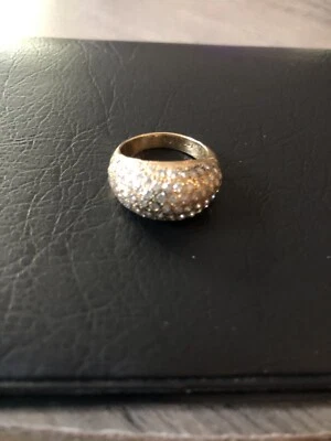 Anillo con cúpula de diamantes de oro amarillo de 14k con 97 brillantes racimo de diamantes de 2 quilates Foto 1 de 4