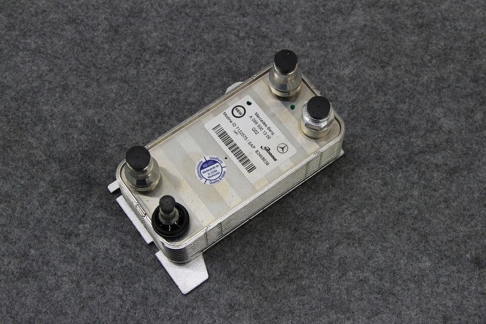 Original Mercedes C-Klasse 205 Öl Kühler Getriebe A0995001300 Getriebeölkühler - Bild 1 von 1