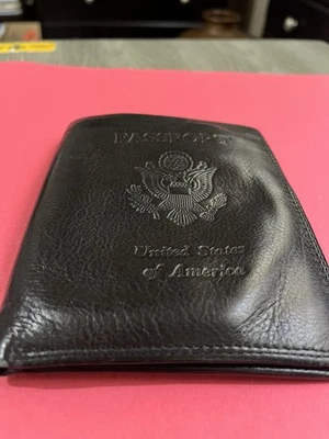 Cartera pasaporte de cuero negro fósil para hombre Estados Unidos de América Foto 1 de 4