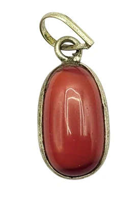 Argento Tibetano Ciondolo Con Lab-Created Corallo Rosso Vintage Collezione Stock - Immagine 1 di 4