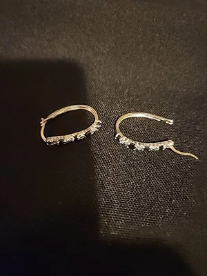 Pendientes de aro enchapados en oro de 14K con diamantes blancos y negros  Foto 1 de 3
