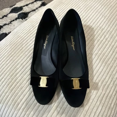 Salvatore Ferragamo Vara 激光切割黑色麂皮绒儿童鞋跟 12 B — 第 1/4 张图片