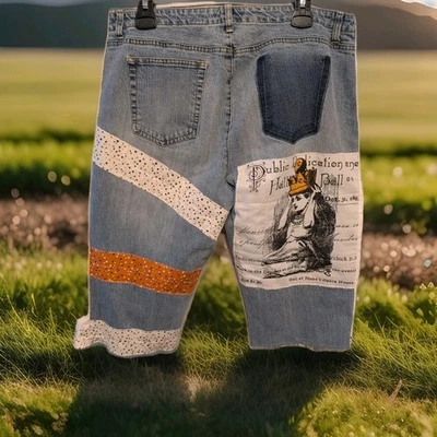 Pantalones de mezclilla Alicia en el País de las Maravillas CURIOUSER & Curiouser apliques reciclados Crazy Horse Foto 1 de 4