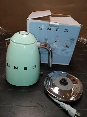 Hervidor eléctrico SMEG estilo retro estético KLF03PGUS verde pastel años 50. Foto 1 de 4