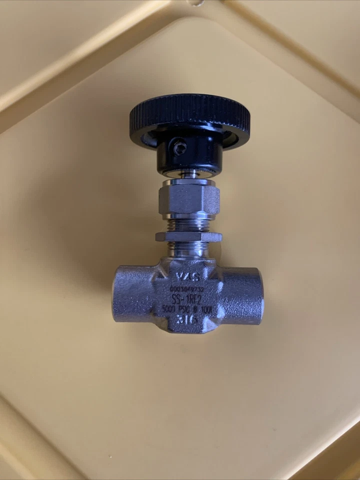 Swagelok SS-1RF2 Manual Stainless Needle Valve 5000psi 1/8in Npt - Image 1 of 1