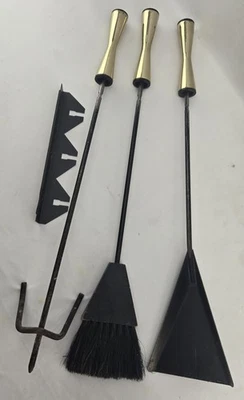 Juego de herramientas modernas para chimenea de mediados de siglo montadas en la pared Foto 1 de 4