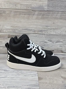 Scarpe Nike da donna taglia 9 Court Borough Mid 844906-010 basket nero bianco - Foto 1 di 12