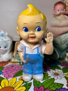 Süßer blau blonder Junge im Overall Quietschspielzeug - Bild 1 von 4