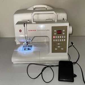 Singer Confidence Quilter Computergesteuerte Nähmaschine 7369 Konvolut Pedal und Koffer - Bild 1 von 13