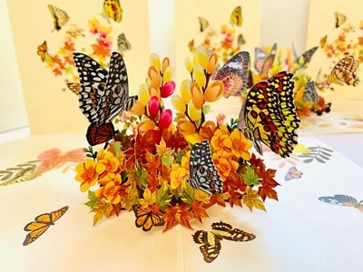 Tarjetas Pop Origami Mariposas Descansando en Hojas de Otoño Tarjeta de Felicitación Feliz Otoño Foto 1 de 4