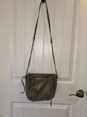 She + Lo 灰色水桶皮革斜挎包带链条和拉链装饰 — 第 1/4 张图片