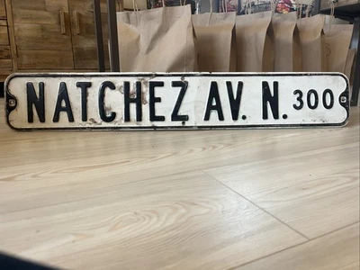 Letrero de calle vintage de metal Natchez Av. N. 300 blanco y negro de TheTwin Cities Foto 1 de 4
