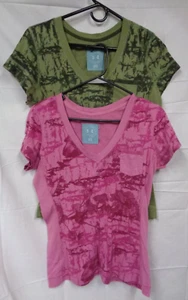 Lot/2 Women's UNDER ARMOUR PERFORMANCE Green / Pink Camo T-Shirts ~ M - Picture 1 of 7