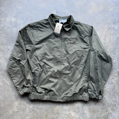 Chaqueta Nike Life Canvas Harrington verde oliva oscuro. FN3230-325 Hombre L-TALL Foto 1 de 4