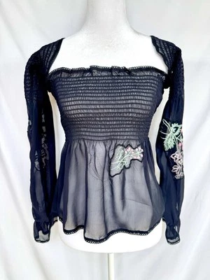 Betsey Johnson 缩褶丝绸上衣露肩波西米亚衬衫刺绣 Y2K 透明  — 第 1/4 张图片