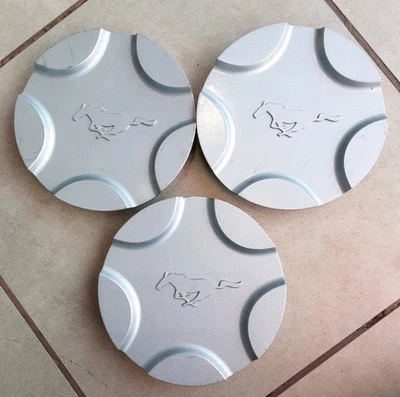 (1) 1999-2004 Ford Mustang GT tampa central fabricante de equipamento original XR33-1 A096-CB - Imagem 1 de 4