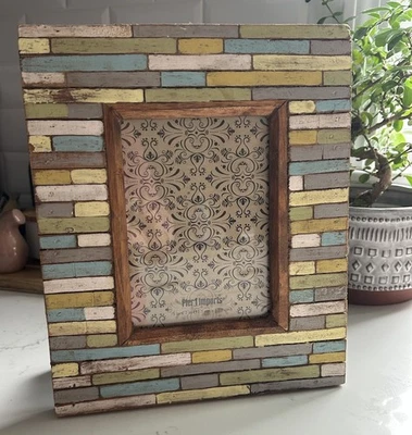 Marco de fotos Pier 1 Imports hecho de bloques de madera envejecidos - tiene capacidad para imagen de 5x7 Foto 1 de 4