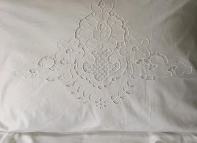 Funda de almohada de algodón vintage con bordado, encaje de aguja y cortes.  King Size Foto 1 de 4