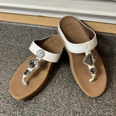 Sandalia de verano FitFlop blanca con tanga con tachuelas de cuero para mujer talla 10 cómoda sin cordones Foto 1 de 4