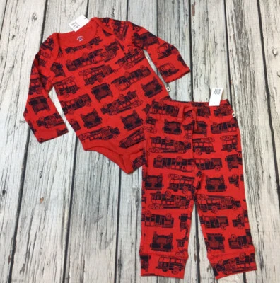 Conjunto Baby Gap niño 12-18 meses. Conjunto de camisa y pantalón de camión de bomberos rojo y negro. Foto 1 de 4