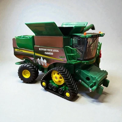Envoltura cromada personalizada 1/64 JD S780 Prestige “Apoya a tus agricultores locales” con cabezales Foto 1 de 4