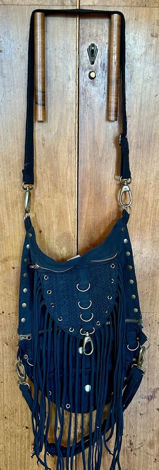 Lona negra con tachuelas en tono bronce bolsa flecos anillos Steampunk emo metal pesado Foto 1 de 4