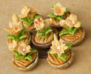 Flor de cerámica naranja claro escala 1:12 en maceta dentada Tumdee casa de muñecas - Imagen 1 de 2