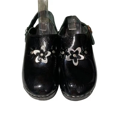 Zuecos de madera Hanna Andersson niñas talla 33 (1,5 años) charol negro flores  Foto 1 de 4