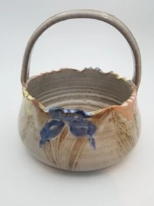 Art Pottery, Handled Basket, Artist Signed, "Priscilla" w/ Spring Flowers - Imagen 1 de 8