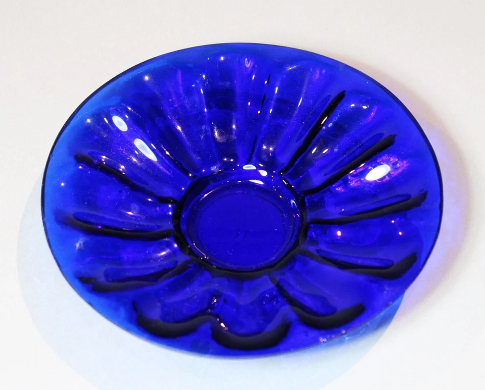 Pequeño platillo de vidrio Qing azul cobalto Pekín con borde estriado c.1890 Foto 1 de 4