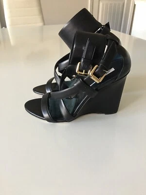 Sandálias cunha de couro preto Brian Atwood tamanho 35,5 EUA 5,5 FABRICADAS NA ITÁLIA - Imagem 1 de 4