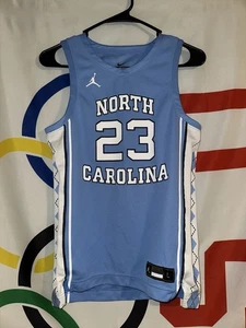 Camiseta deportiva de baloncesto Air Jordan North Carolina Tar Heels Michael Jordan juvenil grande - Imagen 1 de 5