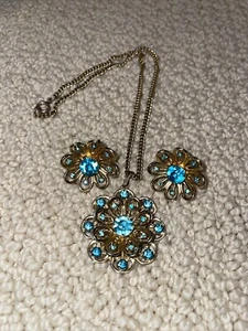 Vintage Coro Aqua Blue Rhinestone Gold Tone Pendant Necklace MCM Screw Earrings - Picture 1 of 4