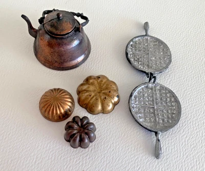 Lote de 5 cocina de metal miniatura vintage para casa de muñecas, años 80 Foto 1 de 3