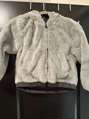 Abrigo con capucha de piel sintética gris talla 7 cierre de cremallera Zara para niñas Foto 1 de 4