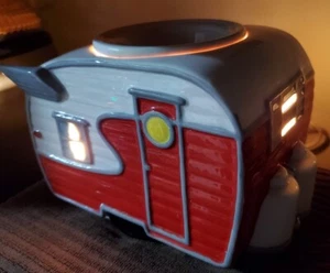 Mini cámper roja/blanca Scentsy ⛺️ carretera menos transitada, enchufable de pared - Imagen 1 de 10