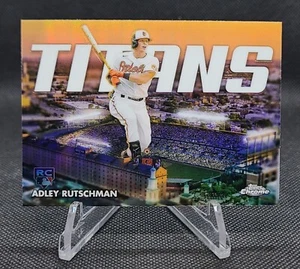 2023 Topps Cromato Adley Rutschman RC Titans Inserto CT-10 Baltimora Orioles - Foto 1 di 2