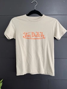 VON DUTCH Tan Graphic Tee Y2K Damen Babydoll T-Shirt Gr. S Neu ohne Etikett - Bild 1 von 6