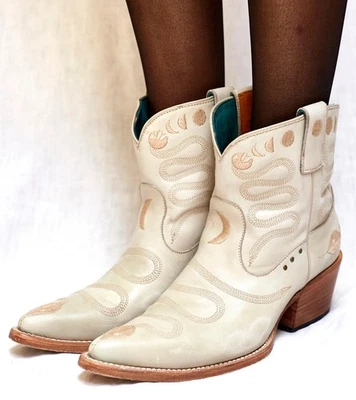  pskaufman snake junction eastern Boots bone leather Size 8  - Image 1 of 4