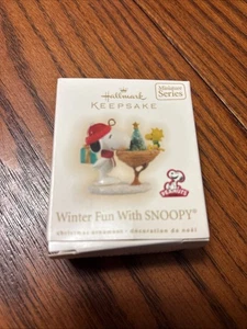 Hallmark Diversión de Invierno con Adorno Miniatura Snoopy #12 Woodstock Nido de Árbol 2009 - Imagen 1 de 2
