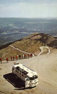 Pikes Peak Summit 1965 postal con matasellos ColoradoTour Bus & Tourists - Imagen 1 de 2