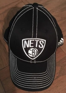 CAPPELLO ADIDAS BROOKLYN NETS TAGLIA S/M BERRETTO NBA BASKET NERO - Foto 1 di 7