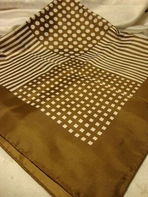 Bufanda vintage para mujer diseño geométrico marrón y blanco ligera 26" gorra cuadrada Foto 1 de 2