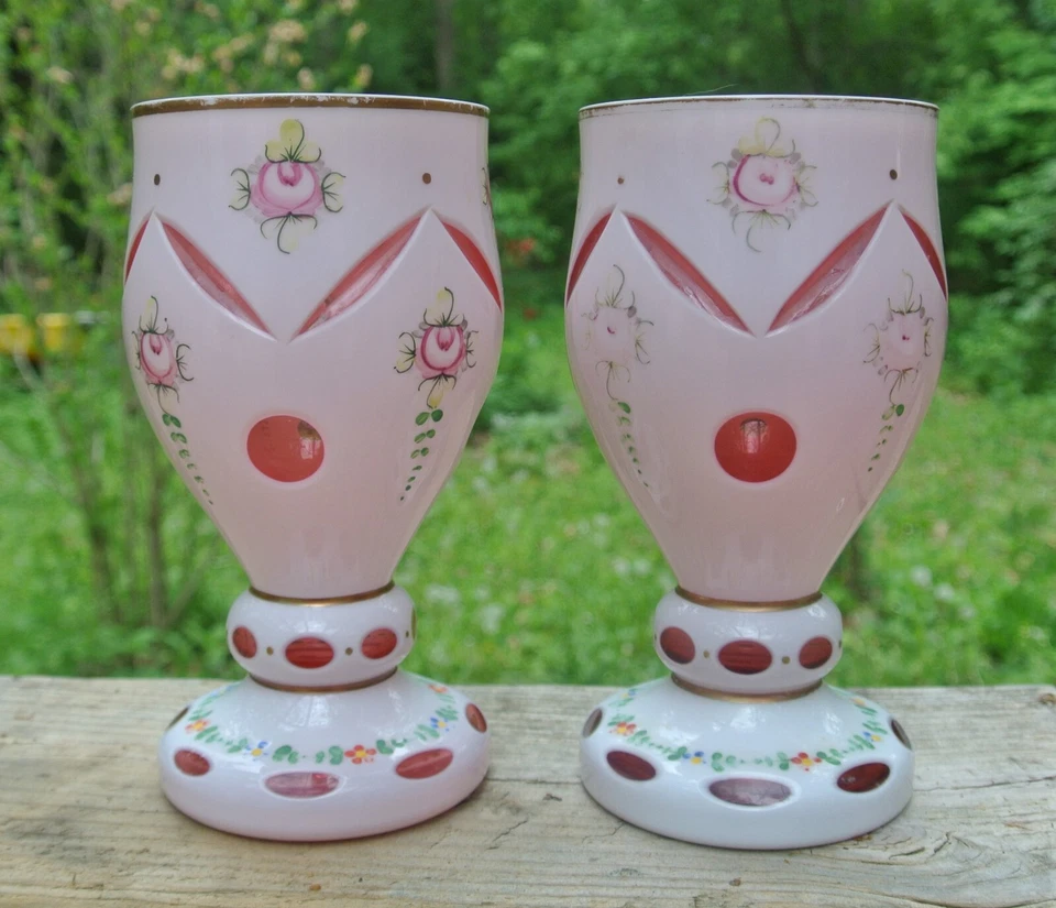 Dos copas o jarrones de vidrio florales vintage bohemios de arándano/blanco superpuestos Foto 1 de 4