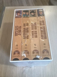 The Best of John Wayne Box Set of 4 VHS VCR Tapes NEW SEALED - Foto 1 di 3