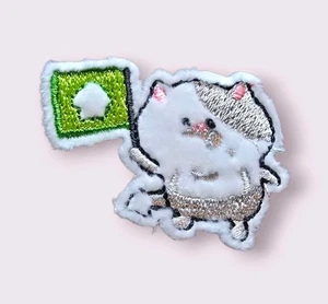 PARCHE PEGATINA LINDO GATO GRIS CON BANDERA VERDE APLIQUE BORDADO PELUDO - Imagen 1 de 7